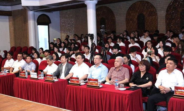Thứ trưởng Nguyễn Huy Dũng và các đại biểu dự chương trình