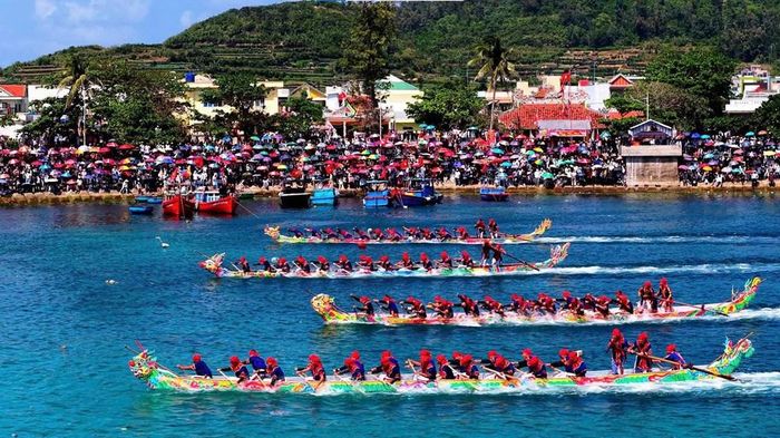 Lễ hội ở Lý Sơn không chỉ là sinh hoạt văn hóa tâm linh của cộng đồng cư dân biển mà còn là sản phẩm du lịch đặc sắc của địa phương. Ảnh: Lộc Lợi