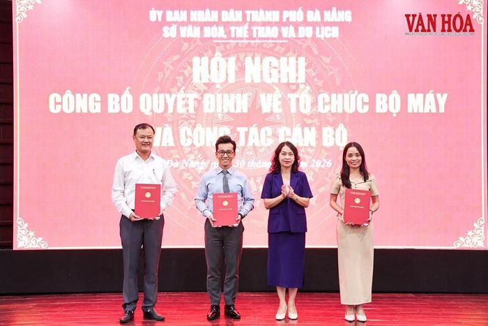 Phó Giám đốc Sở VHTTDL TP. Đà Nẵng Nguyễn Thị Hội An trao quyết định cán bộ đối với Nhà hát Nghệ thuật Đà Nẵng