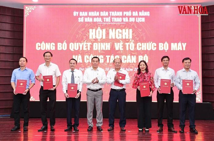 Phó Giám đốc Sở VHTTDL TP. Đà Nẵng Tào Viết Hải trao quyết định cán bộ đối với Trung tâm Huấn luyện và Thi đấu thể thao TP. Đà Nẵng