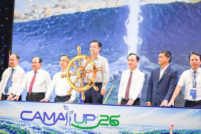 Nguyên Phó Chủ tịch Quốc hội Lê Minh Hoan (giữa), cùng các đại biểu thực hiện nghi thức “Vươn khơi”. Ảnh: Văn Dương
