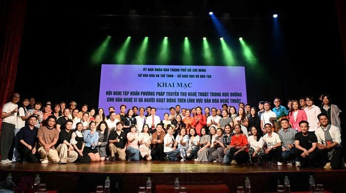 Ban tổ chức, đại biểu và học viên chụp ảnh lưu niệm