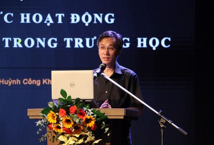 Ông Huỳnh Công Khôi Nguyên - Trưởng Phòng Khai thác và phổ biến tư liệu điện ảnh, Viện Phim Việt Nam, chia sẻ chuyên đề "Phương pháp giáo dục điện ảnh và tổ chức hoạt động xem phim trong trường học", vào sáng 30.10