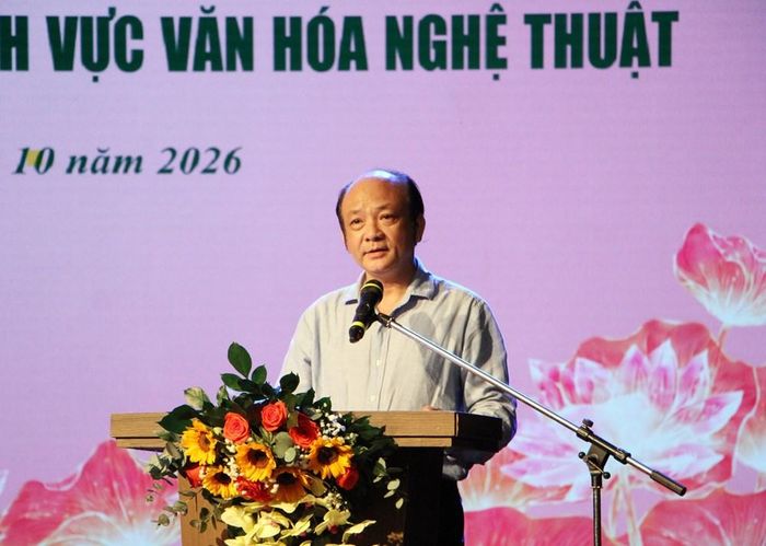 Đạo diễn Nguyễn Tấn Kiệt, Trưởng phòng Nghệ thuật (Sở Văn hóa và Thể thao TP.HCM) chia sẻ với các học viên trước giờ học