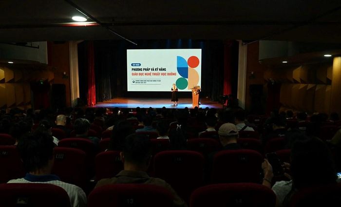Giảng viên chia sẻ chuyên đề chiều 30.10