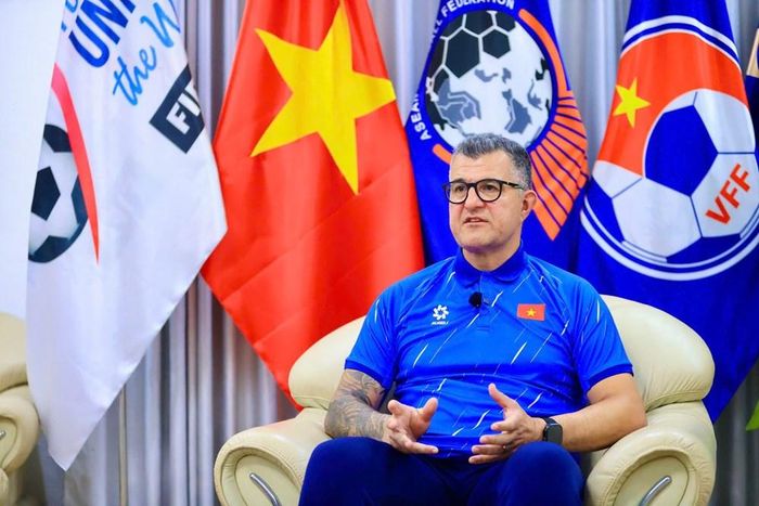 HLV Cristiano Roland chia sẻ về những bài học từ chuyến tập huấn tại Hàn Quốc và kế hoạch chuẩn bị tiếp theo của U17 Việt Nam trước thềm World Cup 2026. Ảnh: VFF