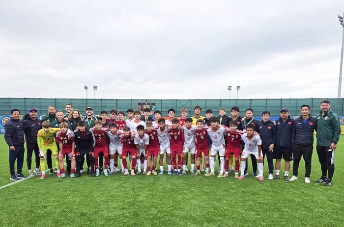 Các cầu thủ U15 Việt Nam và U15 Hungary chụp ảnh lưu niệm sau trận đấu tranh hạng 81 tại FIFA U15 World Cup & Festival 2026. Ảnh: VFF