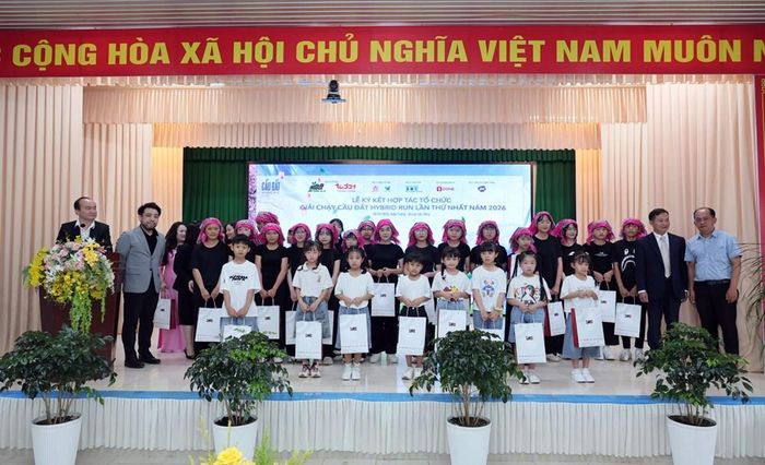 Ban tổ chức trao tặng quà đến người dân địa phương trong khuôn khổ chương trình