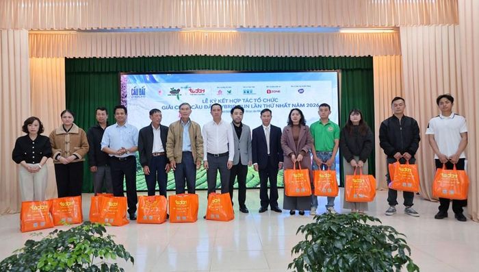 Đại diện 12 tổ dân phố nhận các phần quà tượng trưng tại chương trình