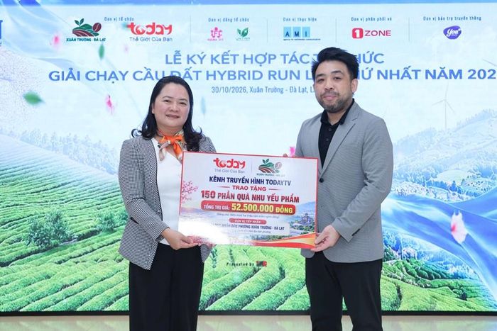 Chủ tịch Ủy ban MTTQ Việt Nam phường Xuân Trường - Đà Lạt Đinh Thị Thùy Dương tiếp nhận bảng trao tặng 150 phần quà từ đại diện Tập đoàn IMC - TodayTV