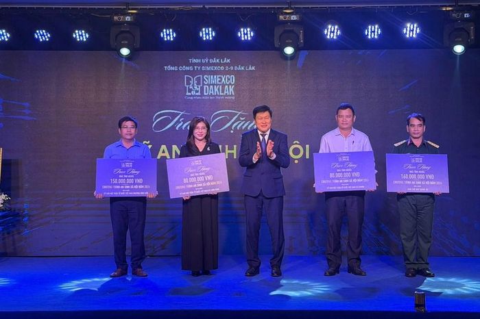 Tổng công ty simexco 2-9 trao tượng trưng công tác an sinh xã hội đối với các địa phương trên địa bàn tỉnh Đắk Lắk