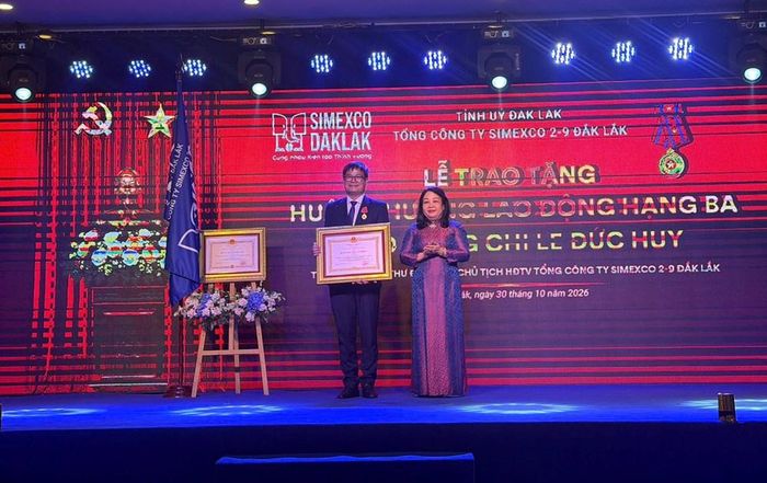 Ông Lê Đức Huy, Bí thư Đảng ủy, Chủ tịch Hội đồng thành viên Tổng công ty Simexco 2-9 được trao tặng Huân chương lao động hạng Ba