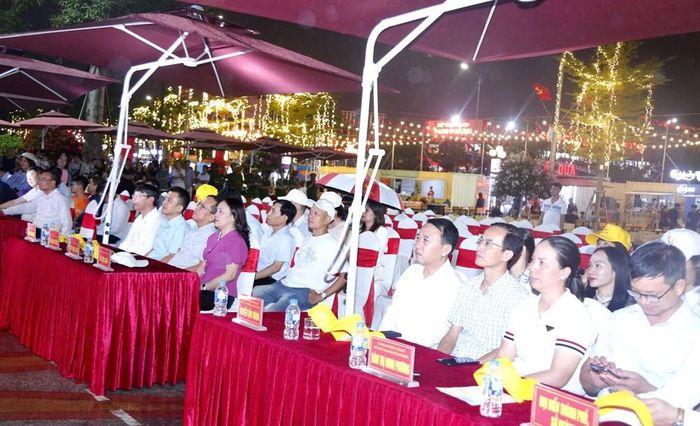 Các đại biểu dự lễ khai trương