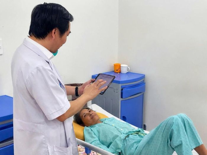 Bác sĩ theo dõi y lệnh một cách thuận tiện qua bệnh án điện tử- Ảnh K.Dung