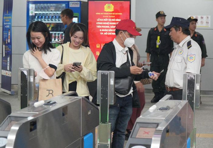Người dân thực hiện thanh toán vé điện tử tại ga Bến Thành. (Ảnh: VP)