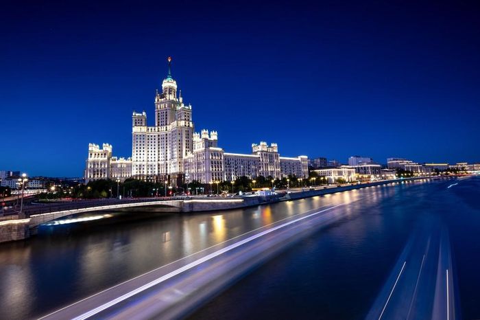 Tòa nhà Kotelnicheskaya Embankment lung linh trong đêm tại thủ đô Moskva, Nga. Ảnh: THX/TTXVN phát