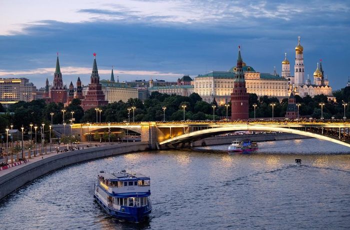 Du khách ngắm cảnh Điện Kremlin và dòng sông Moskva từ những chiếc thuyền du ngoạn trên sông ở thủ đô Moskva, Nga. Ảnh: THX/TTXVN phát