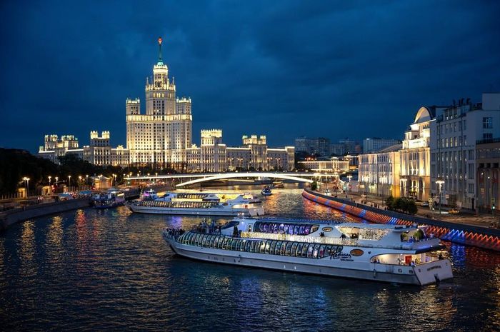 Thuyền du lịch di chuyển trên sông Moskva ở thủ đô Moskva, Nga. Ảnh: THX/TTXVN phát