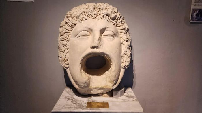 Theo thần thoại Hy Lạp, Gorgon là sinh vật có hình tượng đáng sợ; hình ảnh này thường được sử dụng trong nghệ thuật cổ đại với ý nghĩa xua đuổi tà ma, bảo vệ công trình. Ảnh: Nguyễn An – PV TTXVN tại Algeria