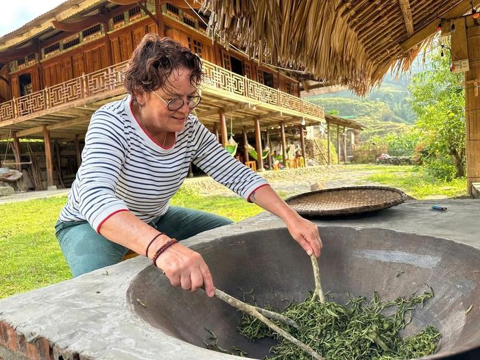Du khách nước ngoài trải nghiệm sao chè Shan tuyết hữu cơ Bản Liền tại homestay của người dân địa phương. Ảnh: TTXVN phát