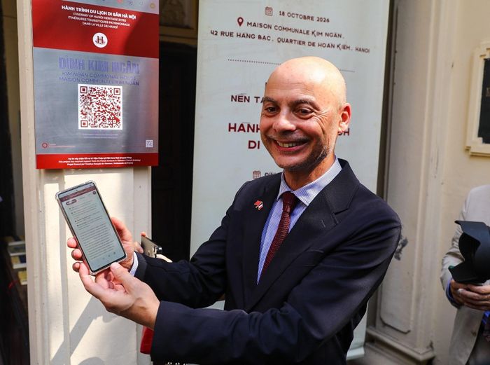 Ông Didier Le Bret, Đại sứ Pháp tại Việt Nam quét mã Qr tại di tích của Đình Kim Ngân. Ảnh: Khánh Hoà - TTXVN
