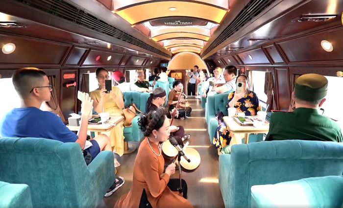 Biểu diễn hát xẩm trong chương trình livestream “Chuyến tàu di sản - Kết nối ký ức và tương lai” của phường Ô Chợ Dừa. Ảnh chụp màn hình