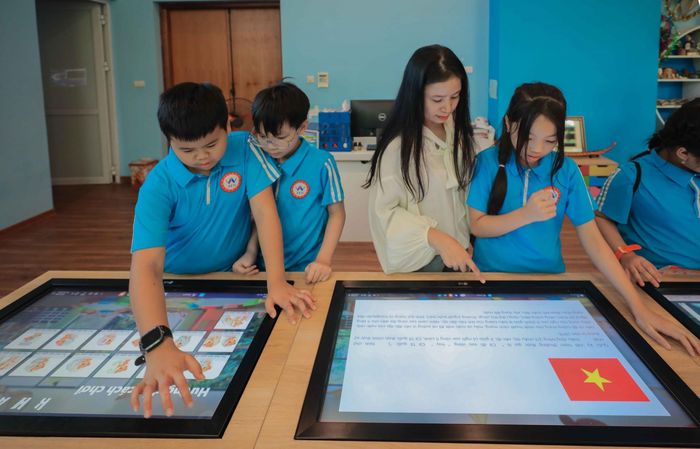 Phòng Khám phá tại tòa Cánh Diều ứng dụng công nghệ tương tác, giúp trẻ em tìm hiểu văn hóa 54 dân tộc, thưởng thức âm nhạc truyền thống và xem những phim tư liệu. Ảnh: Phan Phương – TTXVN