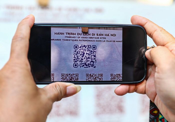 28 mã QR là các hành trình kết nối 28 điểm di tích, cung cấp thông tin song ngữ về lịch sử, kiến trúc, tín ngưỡng, lễ hội và nghề truyền thống. Ảnh: Khánh Hoà - TTXVN