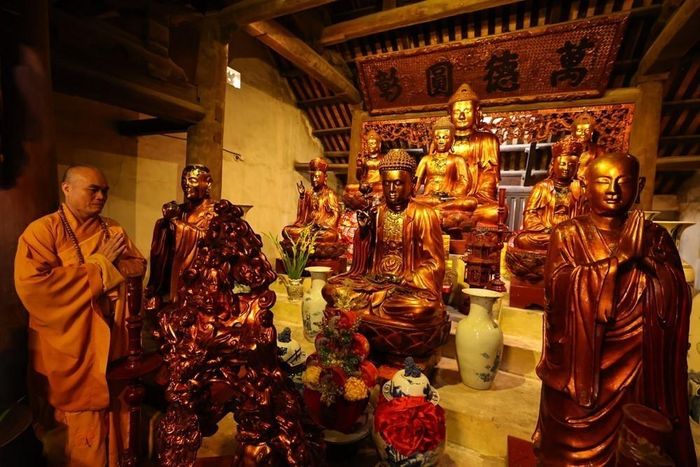 Bộ tượng Tam Thế Phật chùa Côn Sơn, niên đại thời Lê trung hưng là bảo vật quốc gia. Ảnh: Minh Đức