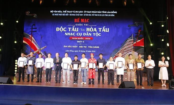 Hội Nhạc sĩ Việt Nam trao 14 giải thưởng cho các đơn vị, nghệ sĩ, nhạc công đã có sự cố gắng, nỗ lực, hoàn thành tốt bài dự thi. Ảnh: Hồng Hiếu- TTXVN