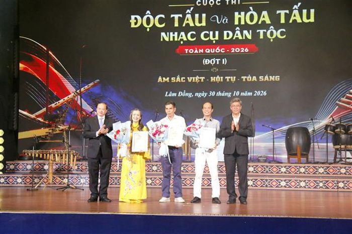 Các đơn vị xuất sắc nhận giải nhất ở nội dung Hòa tấu. Ảnh: Hồng Hiếu- TTXVN