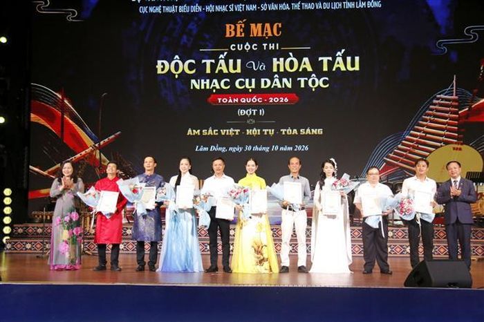 Ban tổ chức trao 9 giải nhì cho các Bảng Độc tấu. Ảnh: Hồng Hiếu- TTXVN