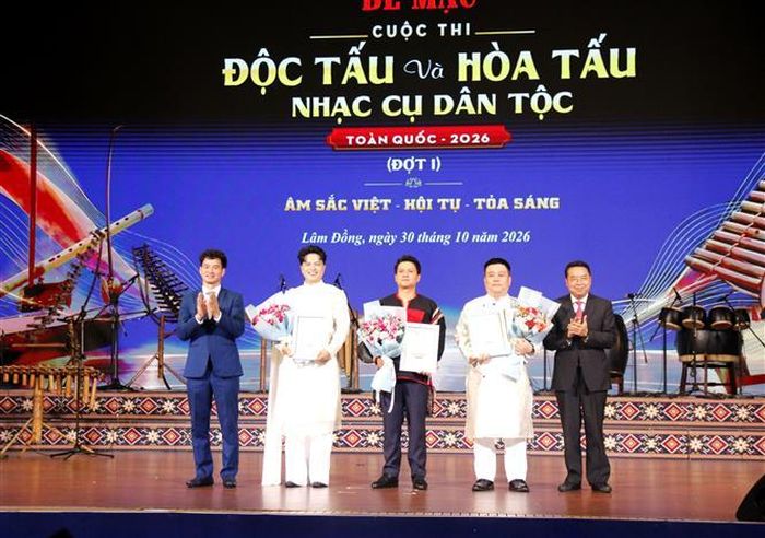 Ban tổ chức trao 3 giải Nhất cho nội dung Độc tấu. Ảnh: Hồng Hiếu- TTXVN