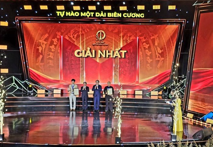 Trưởng ban Tuyên giáo Trung ương Trịnh Văn Quyết và Đại tướng Nguyễn Trọng Nghĩa, Chủ nhiệm Tổng cục Chính trị QĐND Việt Nam trao Giải Nhất cho tác giả Triệu Văn Lịch (Ảnh đơn) và tác giả Giang Sơn Đông (Ảnh bộ). Ảnh: Thanh Vân – TTXVN