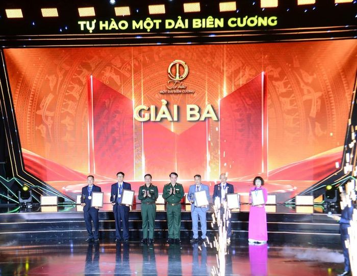Ban Tổ chức trao giải Ba cho các tác giả đoạt giải. Ảnh: Thanh Vân- TTXVN
