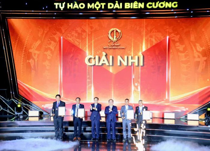 Ban Tổ chức trao giải Nhì cho các tác giả. Ảnh: Thanh Vân - TTXVN