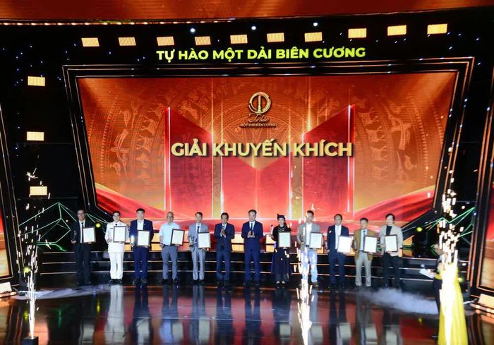 Ban Tổ chức trao giải cho các tác giải đoạt giải Khuyến khích. Ảnh: Thanh Vân- TTXVN