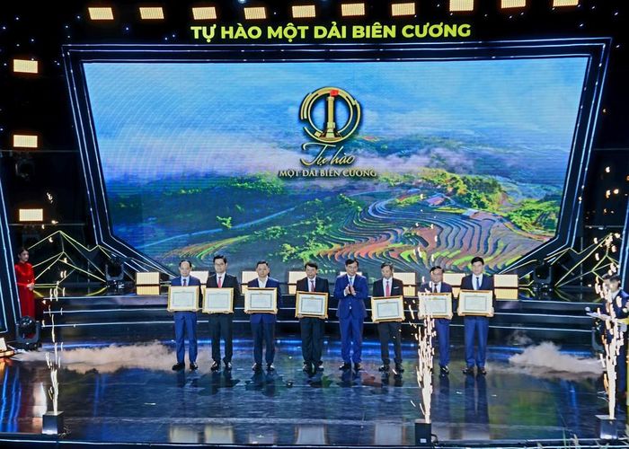 Lãnh đạo Ban Tuyên giáo Trung ương trao Bằng khen cho đại diện 7 tập thể có thành tích xuất sắc trong công tác phối hợp, tổ chức Cuộc thi và Triển lãm ảnh nghệ thuật cấp Quốc gia “Tự hào một dải biên cương” lần thứ IV năm 2026. Ảnh: Thanh Vân – TTXVN