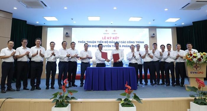 Lãnh đạo hai Tổng Công ty trao Biên bản ghi nhớ Thỏa thuận phối hợp tiến độ đầu tư - Ảnh: EVNNPT