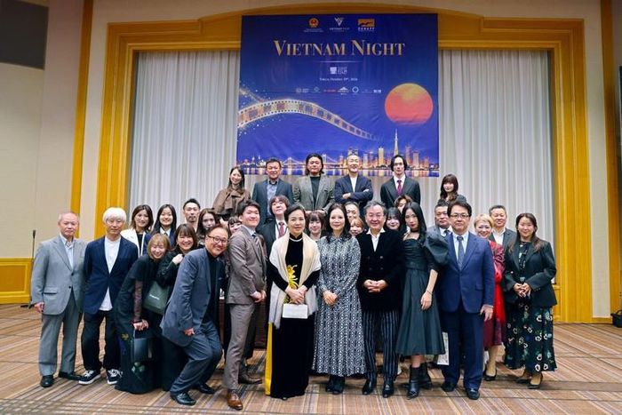 TS. Ngô Phương Lan, Chủ tịch VFDA, cùng các nhà làm phim, nghệ sĩ và khách mời quốc tế chụp ảnh lưu niệm tại Vietnam Night 2026 ở Tokyo, Nhật Bản. Ảnh: VFDA