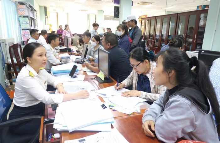 Nghị định số 398/2026/NĐ-CP quy định chi tiết Nghị quyết số 43/2026/QH16 về giảm thuế thu nhập cá nhân, thuế thu nhập doanh nghiệp đối với cá nhân và doanh nghiệp.