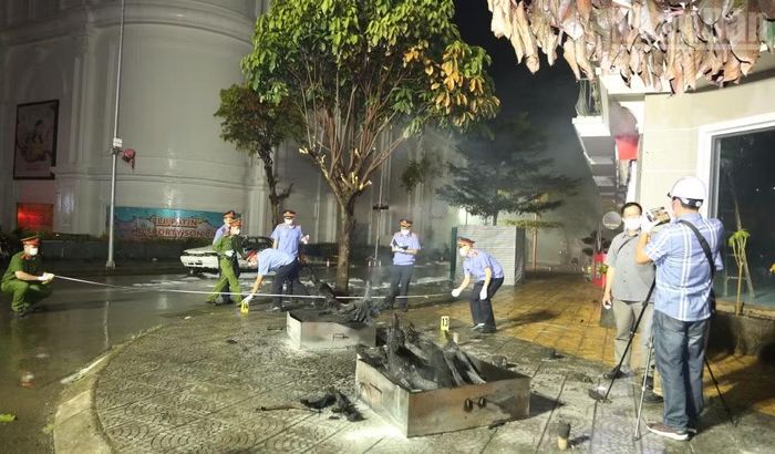 Các lực lượng tham gia khám nghiệm hiện trường sau khi xảy ra cháy tại cuộc diễn tập. (Ảnh: QUỐC TUẤN)