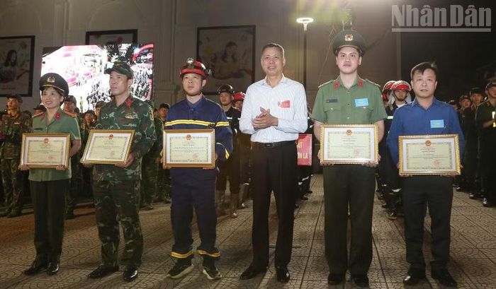 Đồng chí Nguyễn Thành Công, Phó Chủ tịch Ủy ban nhân dân tỉnh Sơn La tặng bằng khen cho các cá nhân. (Ảnh: PHAN THẢO)