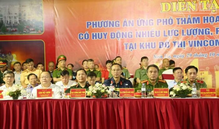 Các đại biểu tham dự diễn tập ứng phó thảm họa cháy lớn tại Khu đô thị Vincom năm 2026. (Ảnh: PHAN THẢO)