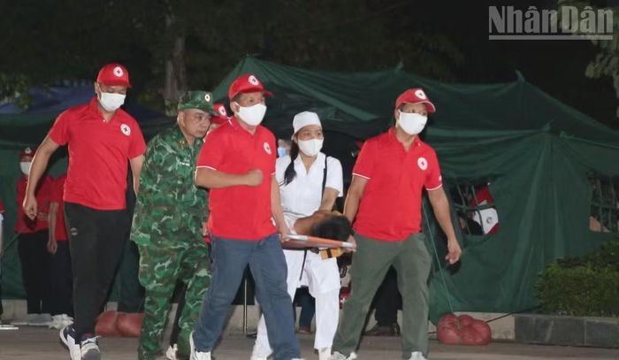 Các lực lượng y tế, quân đội, Hội chữ thập đỏ... cùng tham gia cứu nạn, cứu hộ tại cuộc diễn tập. (Ảnh: PHAN THẢO)