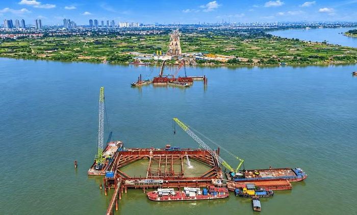 Thi công cầu Ngọc Hồi bắc qua sông Hồng, kết nối thành phố Hà Nội và tỉnh Hưng Yên. (Ảnh: HÙNG THÁI)