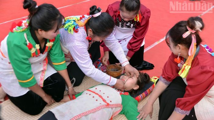 Đội văn nghệ do Nghệ nhân Lý Thị Chướng chủ trì trình diễn tục xăm cằm của người Mảng.