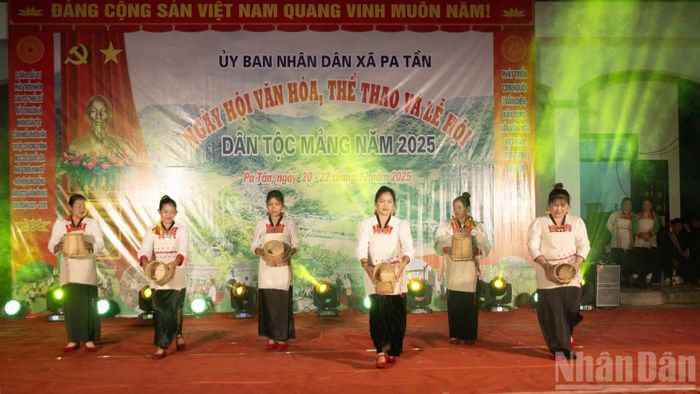 Đội văn nghệ dân tộc Mảng xã Pa Tần do nghệ nhân Lý Thị Chướng thành lập và duy trì biểu diễn tại mỗi dịp sự kiện, lễ hội của địa phương.