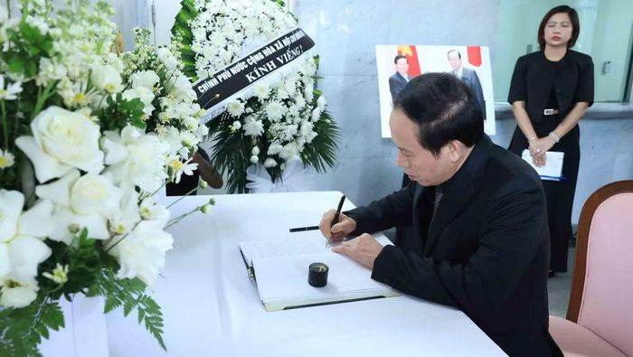 Phó Thủ tướng Lê Tiến Châu ghi sổ tang tại lễ viếng nguyên Thủ tướng Nhật Bản Fukuda Yasuo. (Ảnh: An Đăng/TTXVN)
