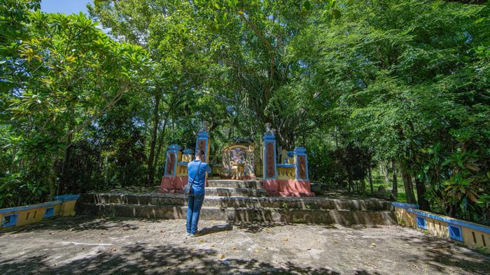Tại khuôn viên tham quan đập Đồng Cam có một khu đền thờ cổ kính nằm ẩn mình dưới tán cây xanh mát bên bờ đập, là nơi linh thiêng để tri ân những bậc tiền nhân và các kỹ sư, công nhân đã đổ mồ hôi, xương máu trong công cuộc kiến thiết công trình thế kỷ này.